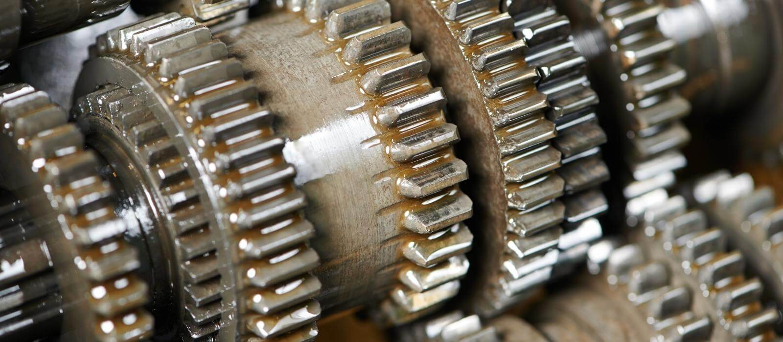 Versnellingsbak schakelt slecht; hoe komt het en wat kunt u eraan doen?